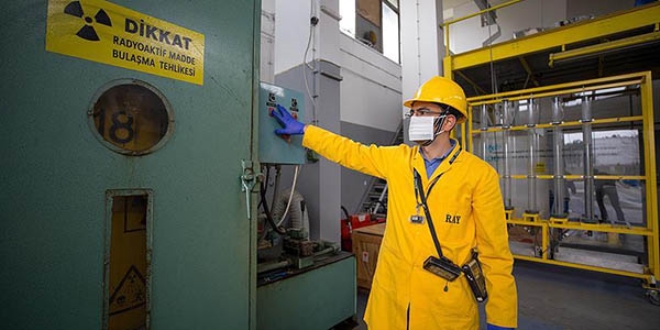 T�m �nlemleri alarak 'radyasyon'la �al���yorlar