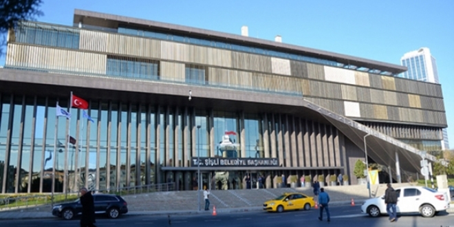 �i�li Belediyesi zab�tas� y�r�yemeyen adam� soka�a b�rakt�