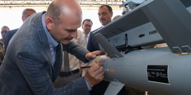 Bakan Soylu İHA'ları inceledi