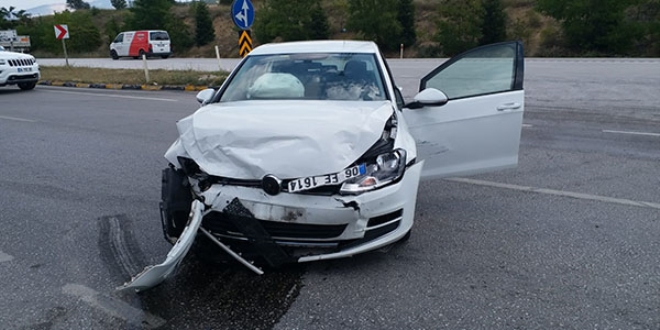 Karab�k'te iki otomobil �arp��t�: 1 �l�, 6 yaral�