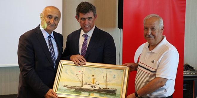 Meslekte 40 y�l� dolduran avukatlara plaket