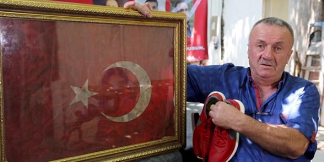 Şehit oğlunun kanlı bayrağı ve ayakkabısını yanından ayırmıyor