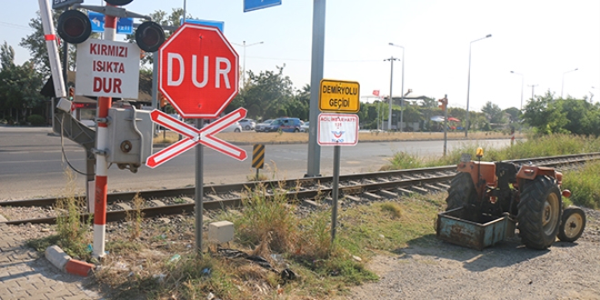 Hemzemin geçit kapalıyken demiryoluna girince tren çarptı