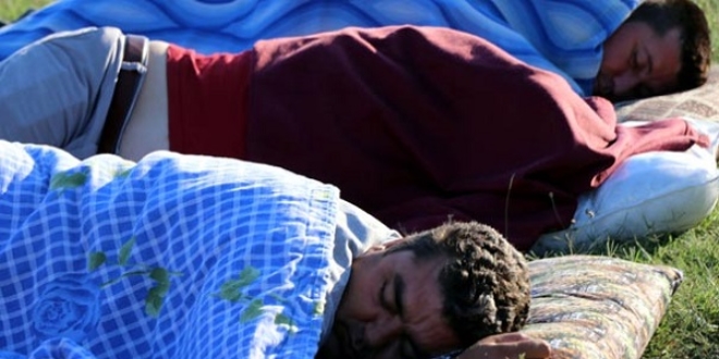 G�re� sevdal�lar� nehir kenar�nda sabahlad�