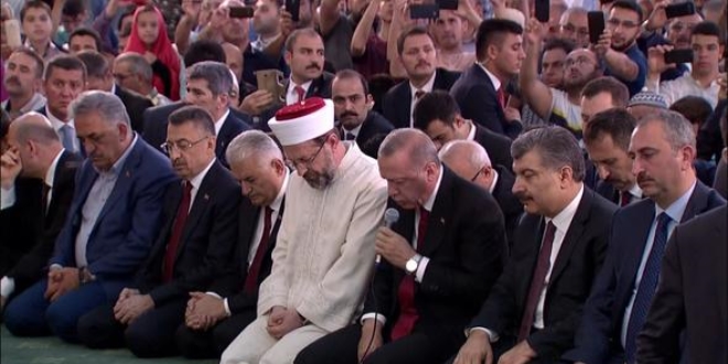 Cumhurbaşkanı Erdoğan şehitler için Kuran okudu