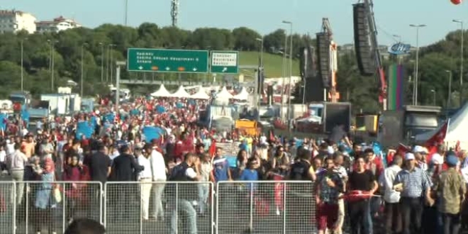 Vatanda�lar miting alan�na ko�arak girdi