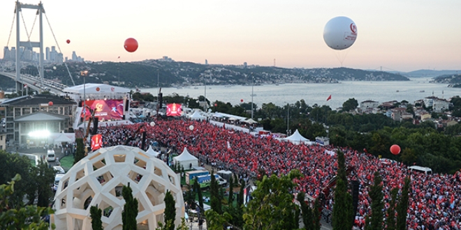 15 Temmuz �ehitler K�pr�s�'ndeki yo�unluk havadan g�r�nt�lendi