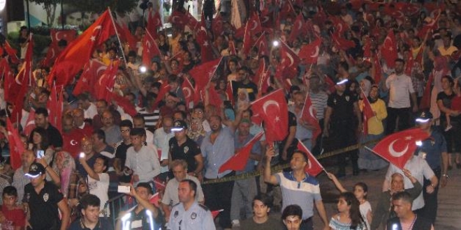 İskenderun'da milli birlik yürüyüşüne binlerce vatandaş katıldı