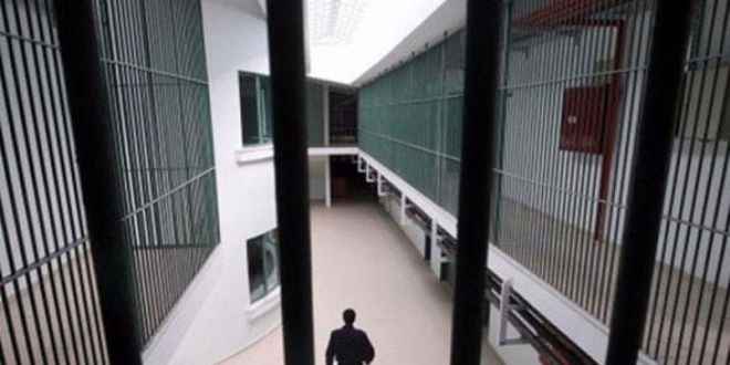Arama yapan kadın gardiyanlara gösterilen tepkiye beraat kararı