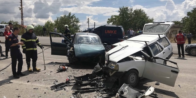 Karabük'te iki otomobil çarpıştı: 1 ölü, 7 yaralı