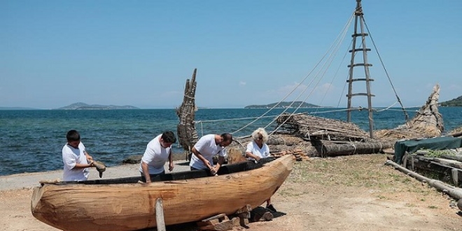Cilalı Taş Devri'nden esinlenip 'ilkel tekne' yapıyorlar