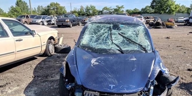 Tesla Model 3 ilk kez takla attığı bir kazaya karıştı