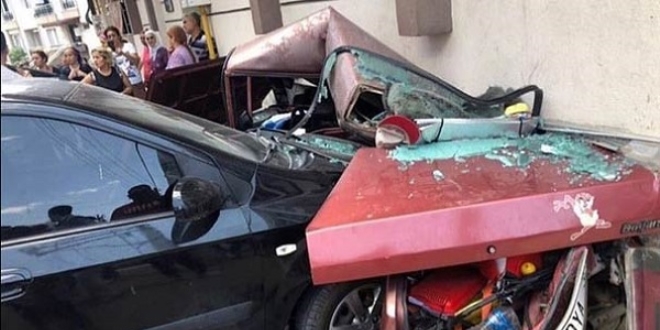 Çarptığı araba adeta dümdüz oldu