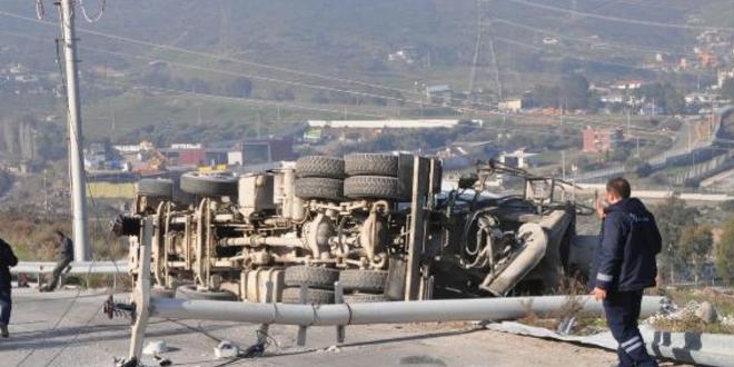 Yan yatan beton mikseri elektrik direğini yıktı