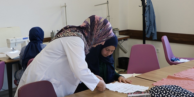 Eski eyalardan yeni kyafetler dikiyorlar