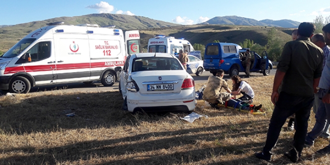 Erzincan'da otomobil ile kamyonet �arp��t�: 6 yaral�