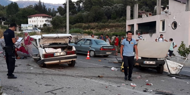Kazada otomobil ikiye bölündü: 4 yaralı