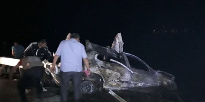 Samsun'da bariyerlere �arpan otomobil alev ald�: 3 �l�