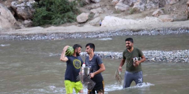 Baraj kapakları aniden açılınca, piknik yapanlar mahsur kaldı