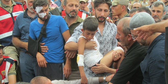 Annesinin cenazesine yakınının kucağında katıldı