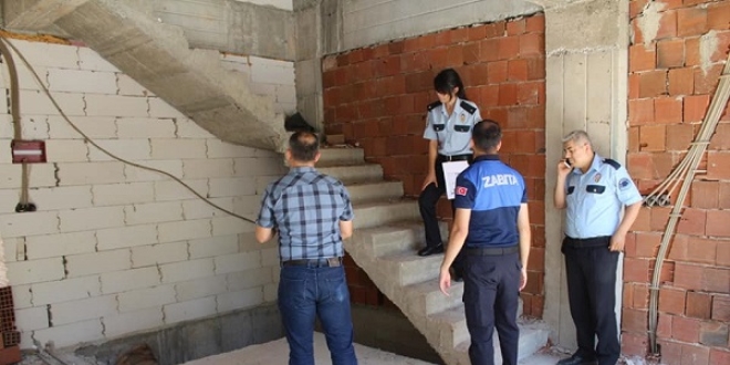 Denizli'de sokak köpeği inşaatta asılı halde bulundu