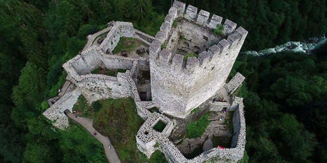 Zil Kale turistlerin ilgi odağı oldu