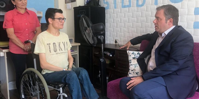 Müzikle hayata bağlanan kas hastası gence moral ziyareti