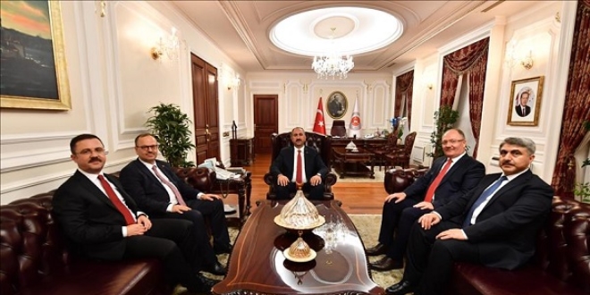 Bakan Gül, yeni bakan yardımcılarıyla görüştü