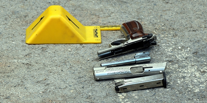 Temizlik i��isi ��pte silah buldu