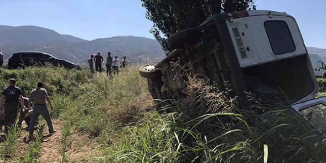 Kaza yapan s�r�c�y� vatanda�lar kurtard�