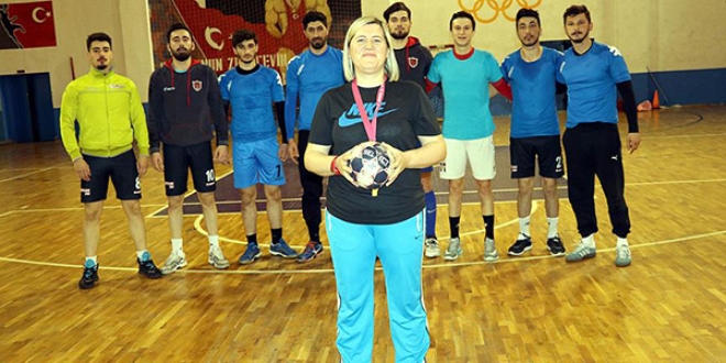 Erkek liginin kadın antrenörü
