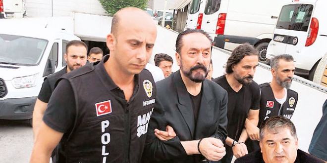 Firari FETÖ'cü savcı Adnan Oktar'a kalkan olmuş