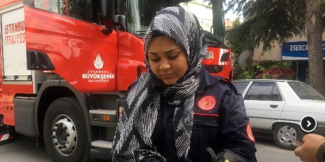 Ağaçta mahsur kalan yaralı karganın imdadına kadın itfaiyeci yetişti