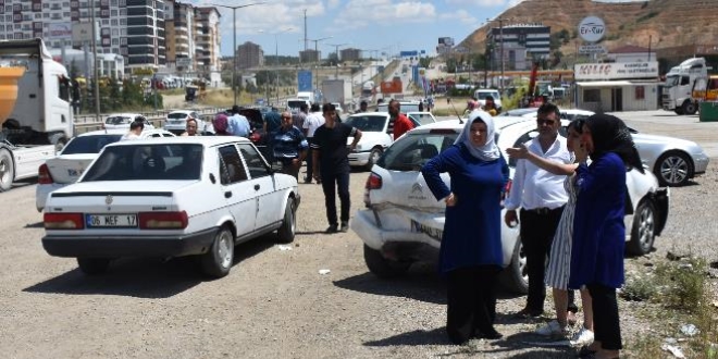 Düğün konvoyunda zincirleme kaza: 8 yaralı