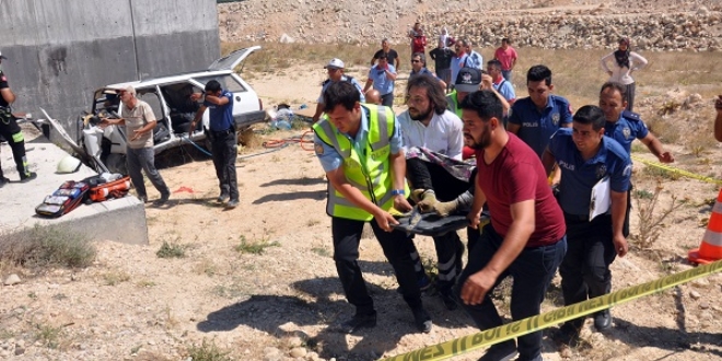 Otomobil, üst geçidin ayağına çarptı: 3 ölü, 3 yaralı