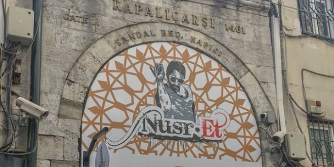 Nusret'ten 558 yıllık Kapalıçarşı'nın kapısına izinsiz tabela