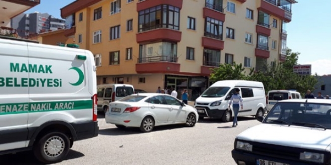 Annesini pompalı tüfekle öldürdü