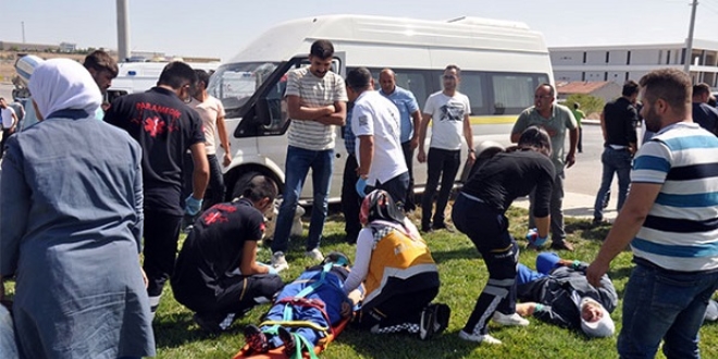 Karaman'da işçi servisi ile cip çarpıştı: 8 yaralı