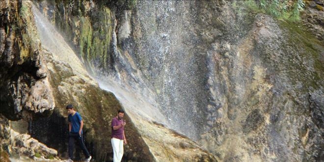 Dipsiz Göl Şelalesi'nde ziyaretçi yoğunluğu