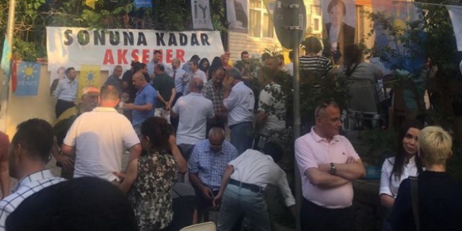 Akşener'in evinin önünde nöbet tutuyorlar