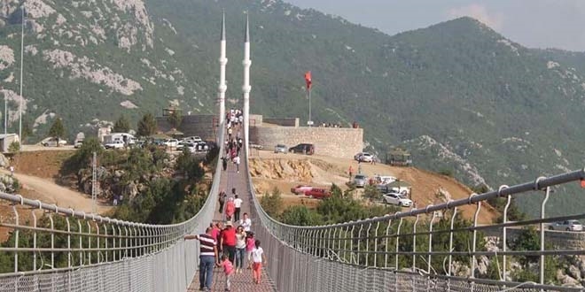 Minareli köprüye ziyaretçi akını