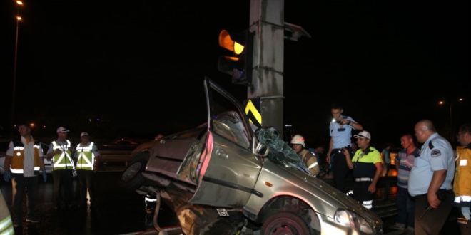 Sefak�y'de otomobil y�n levhas� dire�ine �arpt�: 1 �l�