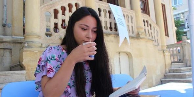 Kitap okuyana �ay bedava