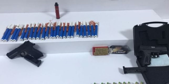 Avc�lar'da bir evden 25 dinamit ��kt�