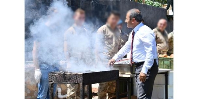 Vali, JÖH'lerle mangal keyfi yaptı