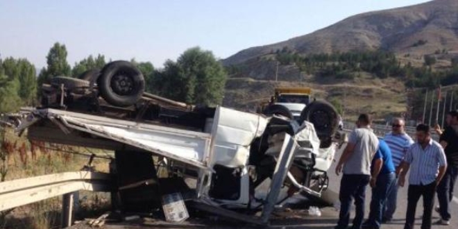 �zel �dare i��ilerini ta��yan kamyonet takla att�: 7 yaral�