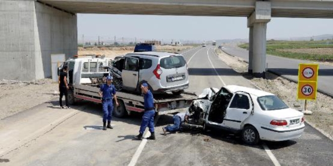 Başkentte iki otomobil çarpıştı: 3 ölü, 3 yaralı