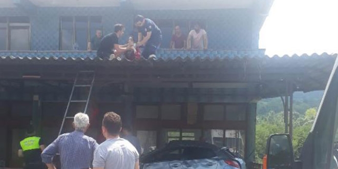 Avukat, otomobilinden savrulup balkon saçağına uçtu