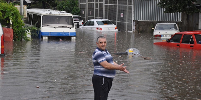 Sağanak yağış o ilçeyi vurdu