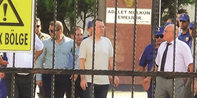 ABD'ye en iyi cevap Papazı yeniden tutuklamak